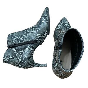 Ann Taylor Kitten Heel Booties sz 7
Women Faux Leather Boot snake skin print